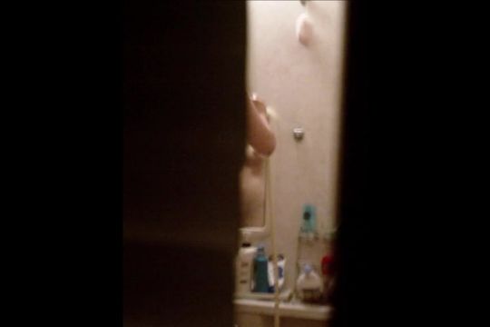 公寓宿舍管理员晚上巡查浴室窗外偷窥身材不错的美女洗澡奶子够大下面逼毛性感让人有强干的欲望