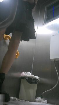 广州某展销会移动不锈钢女厕偷放设备 全景偷拍几个美女尿尿