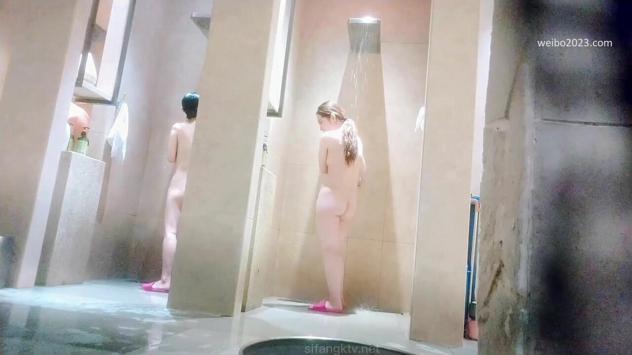 澡堂子内部员工偷窥多位白白嫩嫩的少妇沐浴更衣